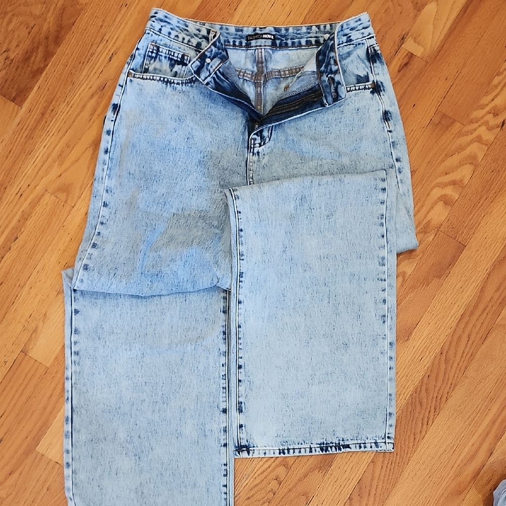 Fashion Nova Light Wash Straight Leg Jeans